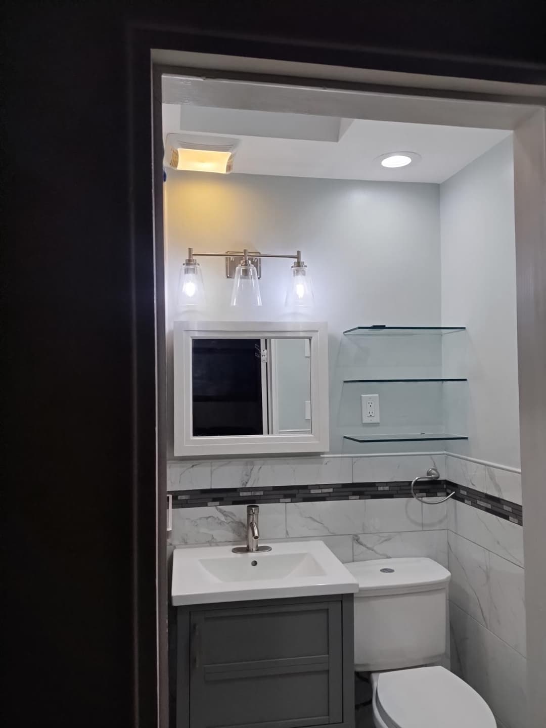 picture of newly remodeled bathroom with new granite tiling and vanities